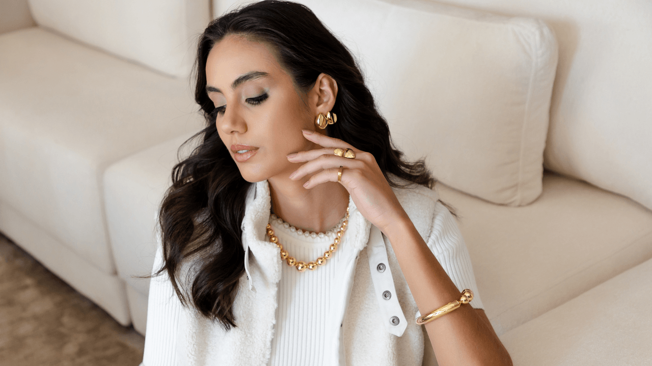 Como limpar semijoia dourada? 7 dicas para reviver o brilho