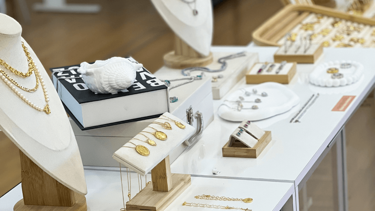 Como montar uma vitrine de semijoias? 9 dicas práticas