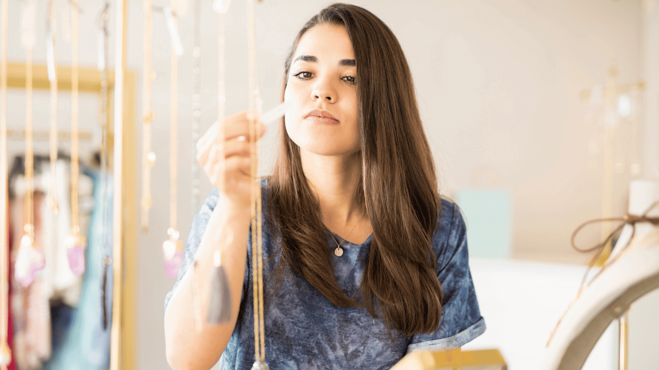 Mulher aprendendo como precificar semijoia