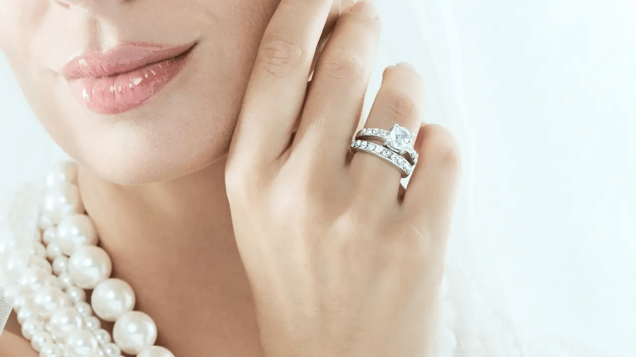 Mulher pousando e aprendendo como tirar foto de aneis