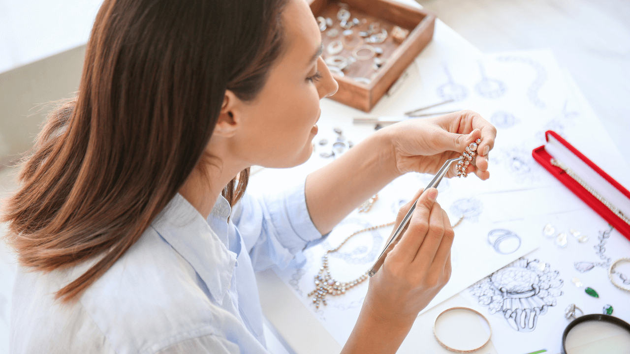 Mulher aprendendo o que é uma semijoia