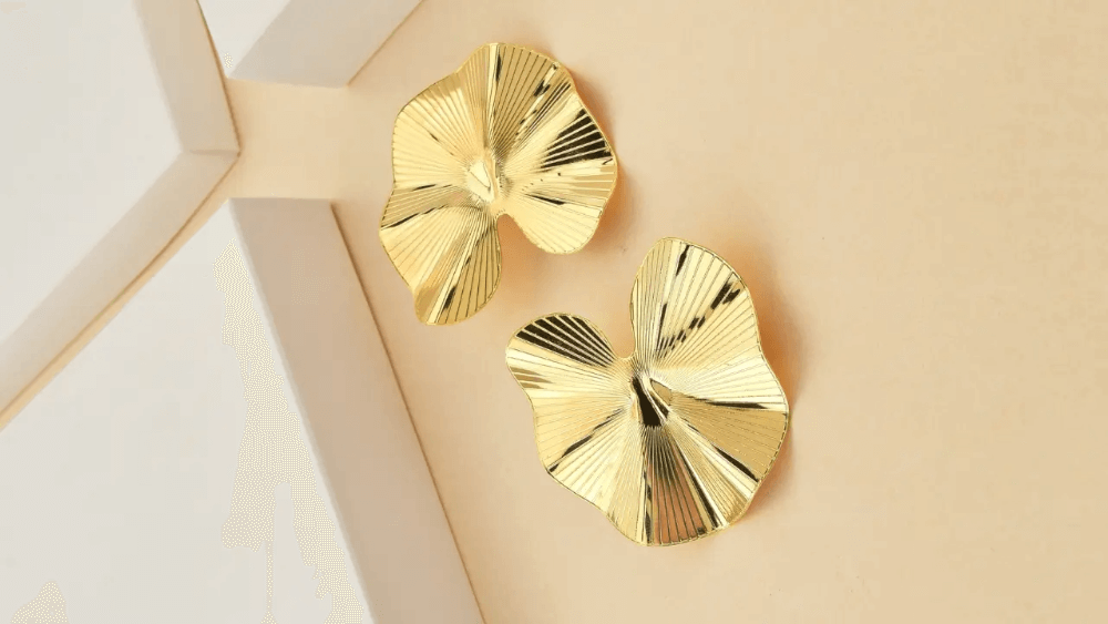 Semijoias douradas com formato orgânico.