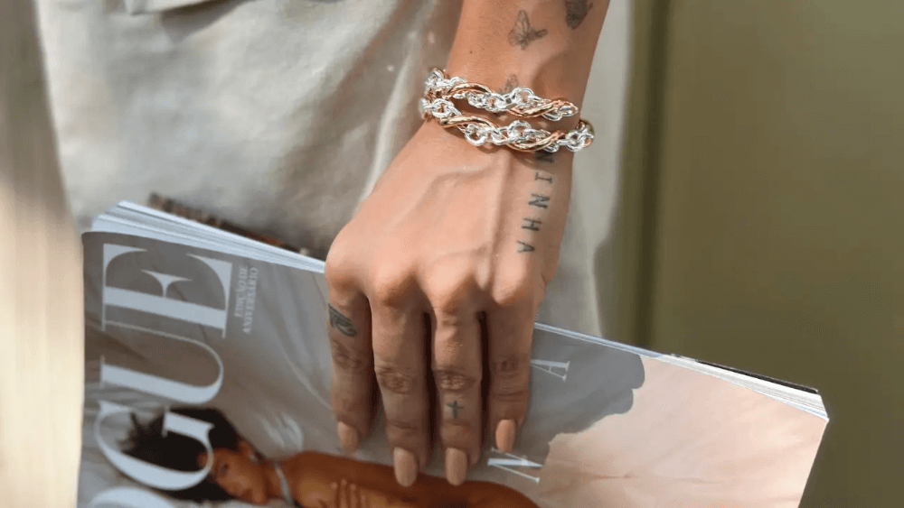 Mulher usando composição de semijoias com diferentes tipos de metais.