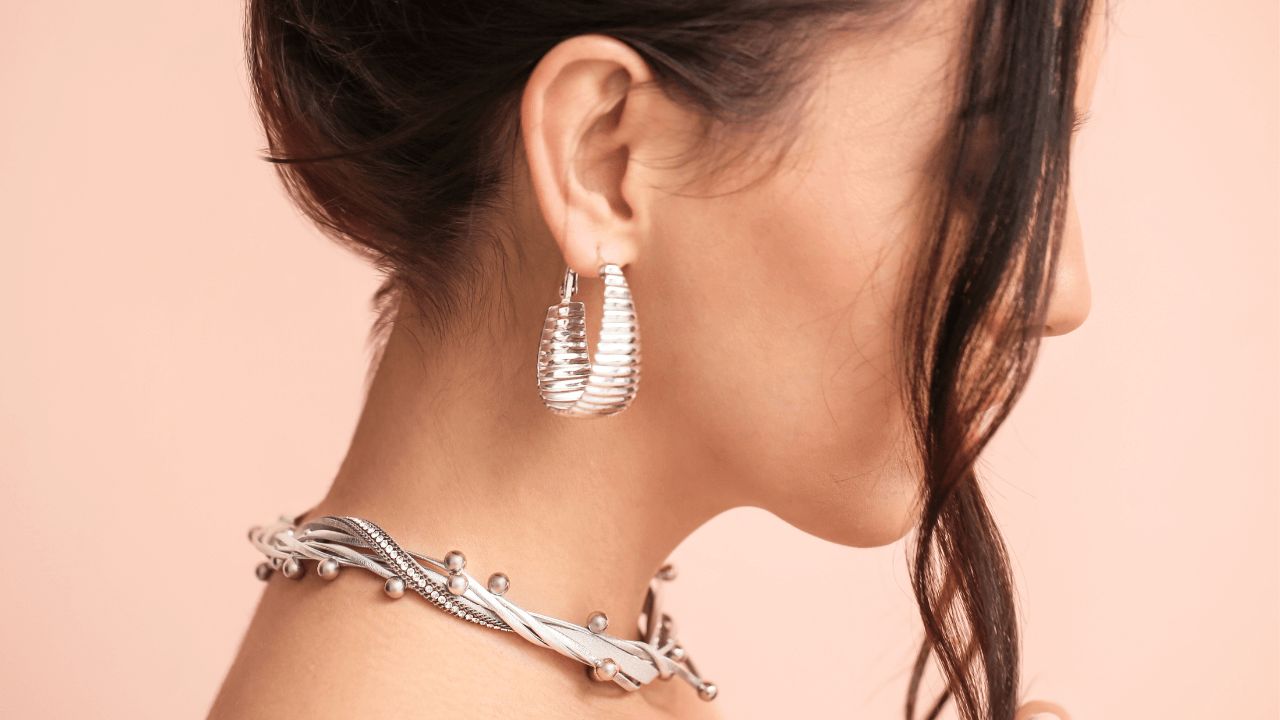 Mulher usando acessórios orgânicos