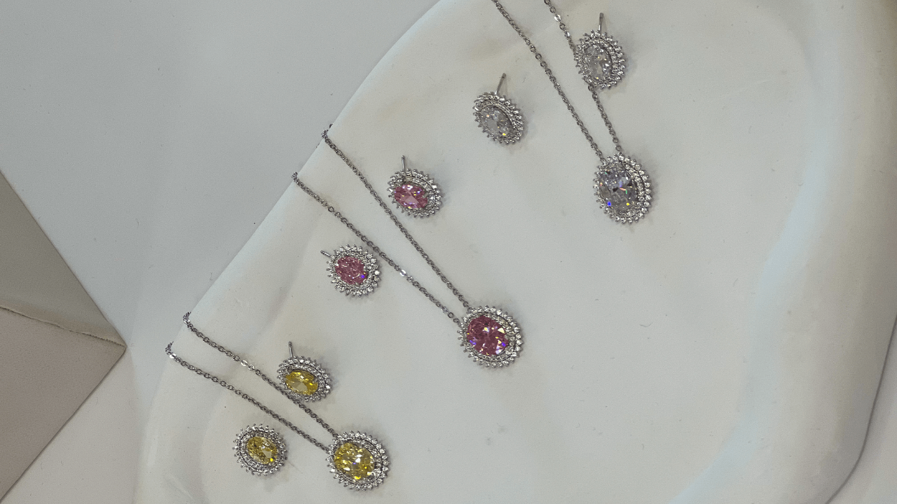 Kit de brinco e colar na vitrine de semijoias