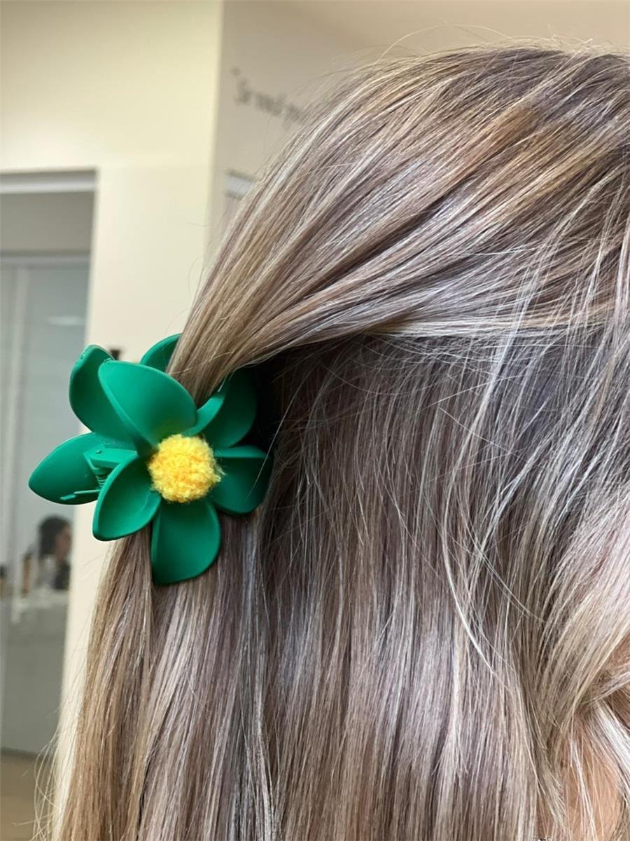 Presilha Flor Com Miolo Peluciado.
