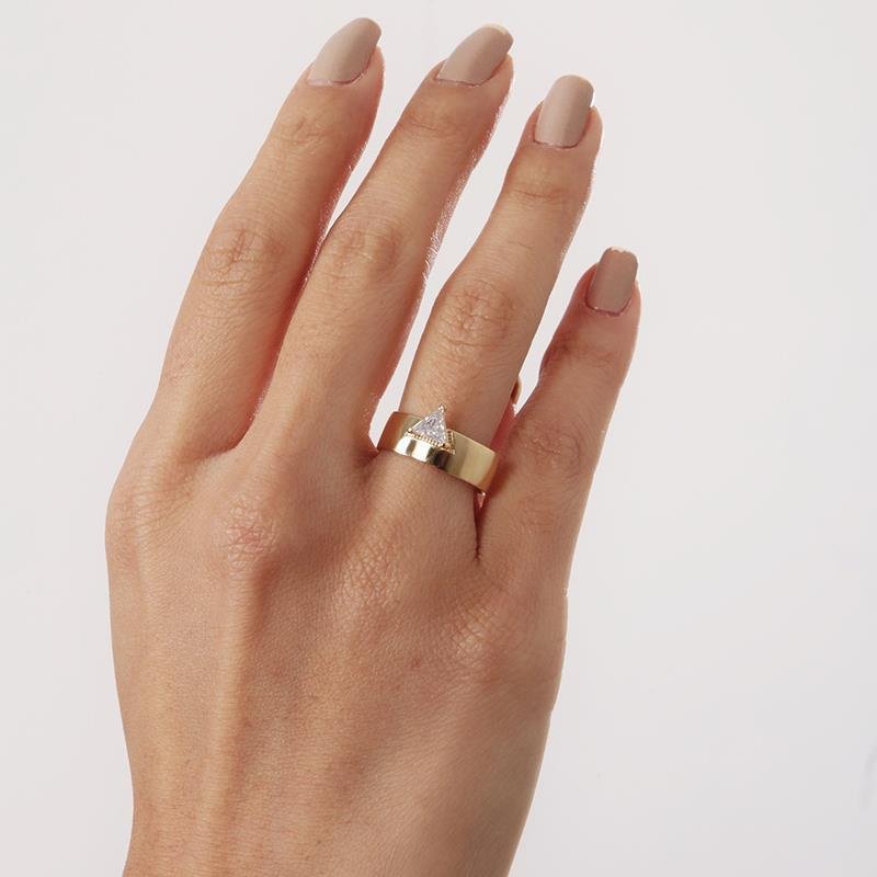 Anel Liso Com Triângulo Zircônia | Banhado a Ouro