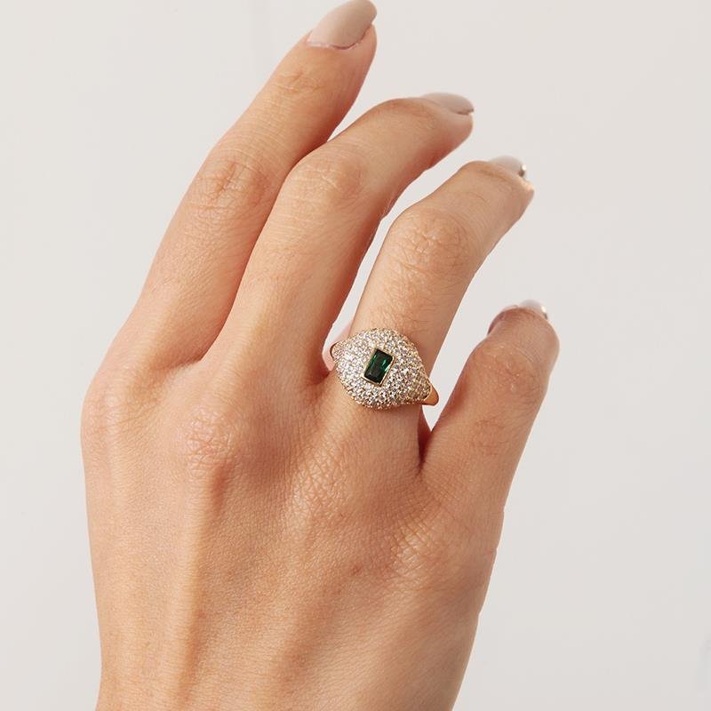 Anel Cravejado Com Detalhe Esmeralda | Banhado a Ouro
