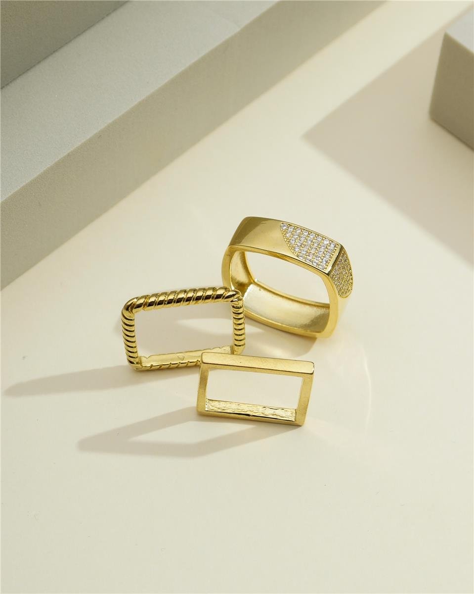 Anel Quadrado Torcido | Banhado a Ouro