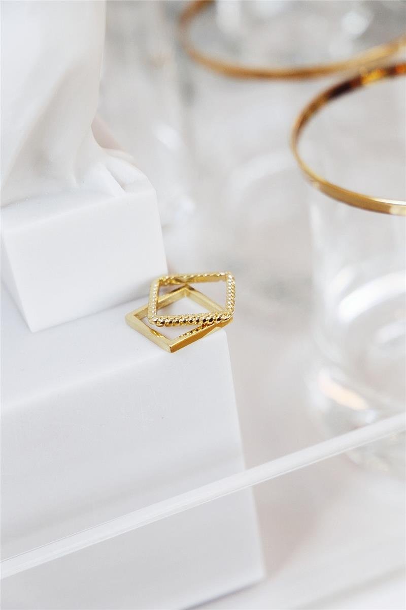Anel Quadrado Torcido | Banhado a Ouro