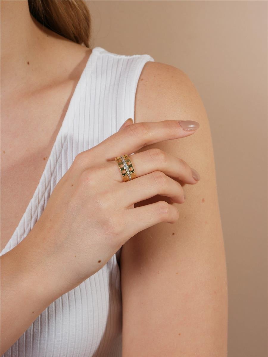 Anel Cravejado Com Detalhe Vazado | Banhado a Ouro