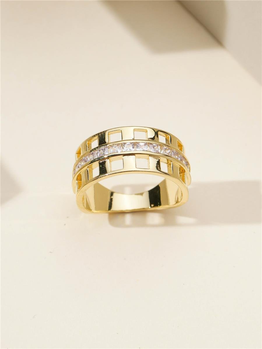 Anel Cravejado Com Detalhe Vazado | Banhado a Ouro