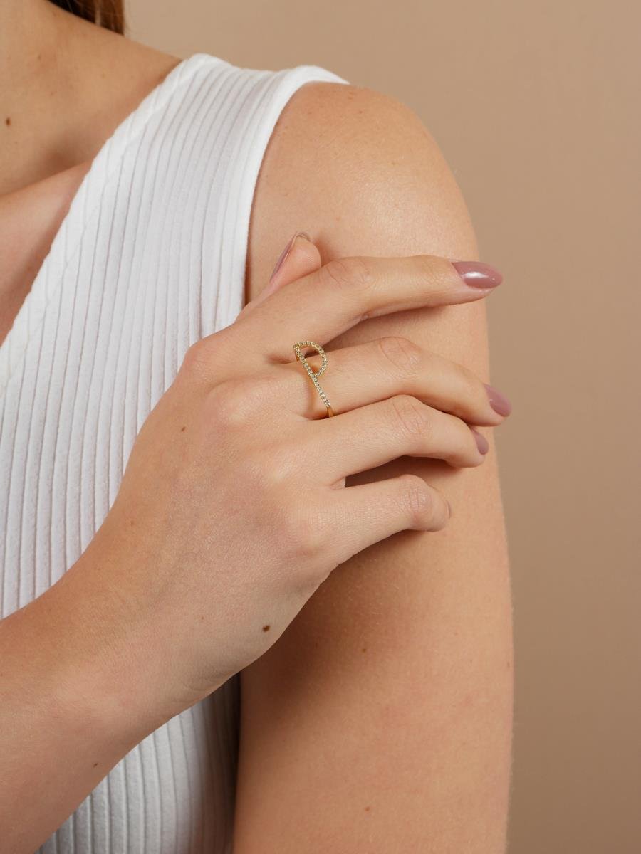 Anel De Letra Cravejada P | Banhado a Ouro