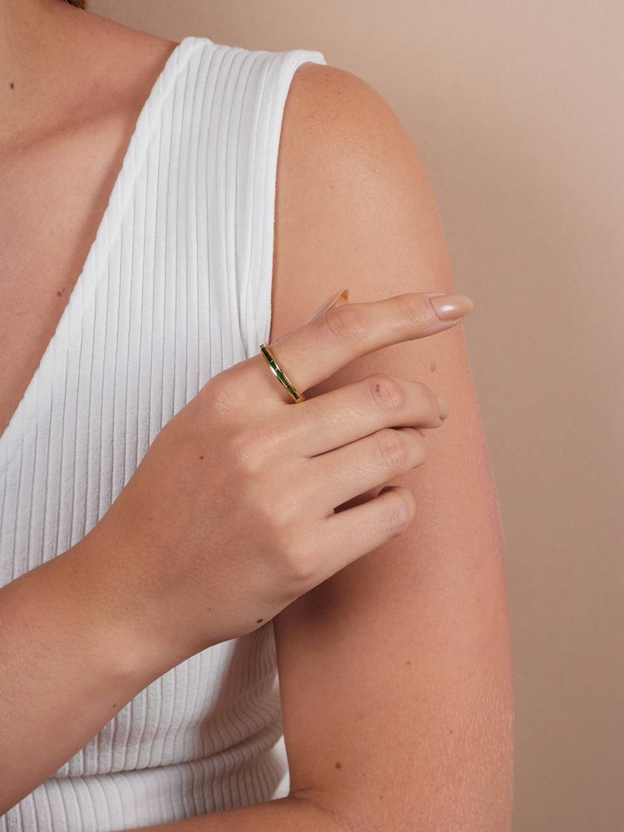 Anel Com Zircônias Baguete Verde Esmeralda | Banhado a Ouro