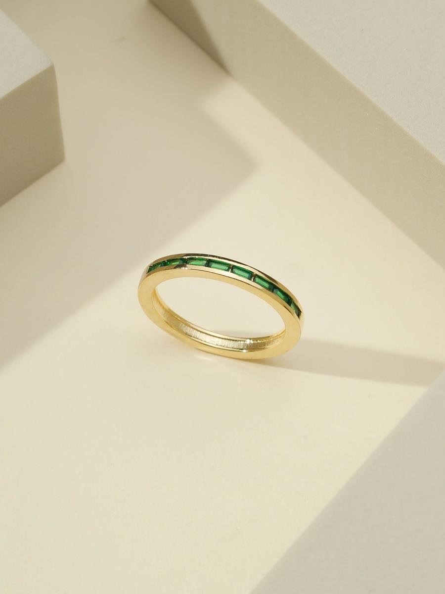 Anel Com Zircônias Baguete Verde Esmeralda | Banhado a Ouro