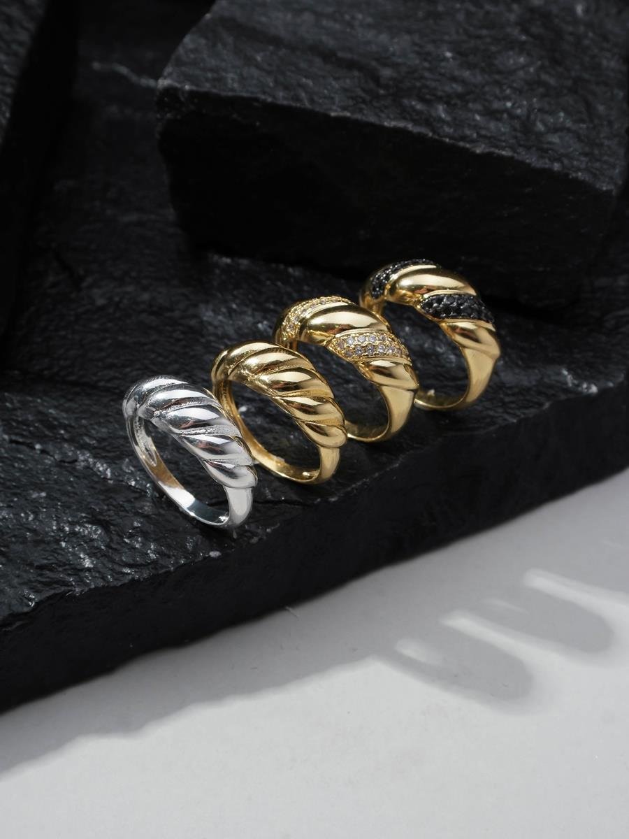 Anel Croissant Com Detalhes Negro | Banhado a Ouro