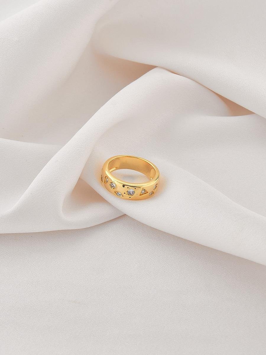 Anel Liso com Detalhes Cravejados