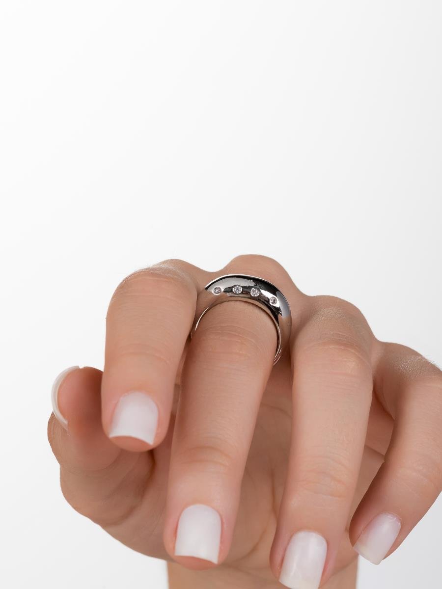 Anel Liso com Detalhe Cravejado | Banho de Ródio Branco.