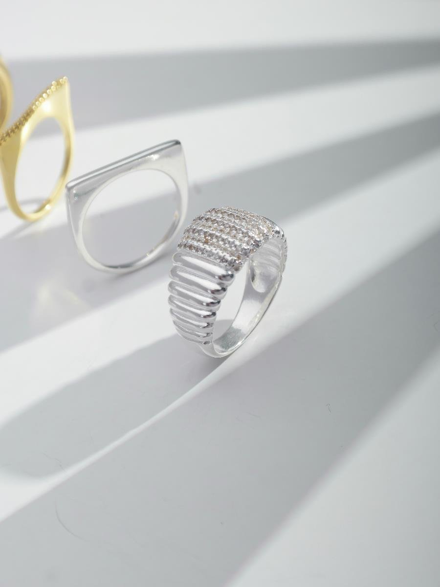 Anel Liso Detalhes Incolores | Banho de Prata