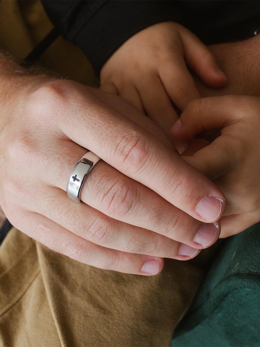 Anel Liso com Cruz l Banho de Ródio Branco
