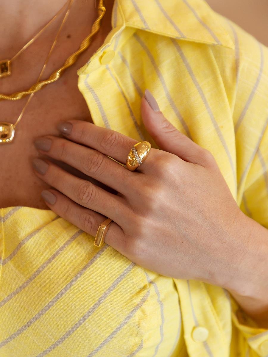 Anel Largo Oval Cravejado | Banhado a Ouro