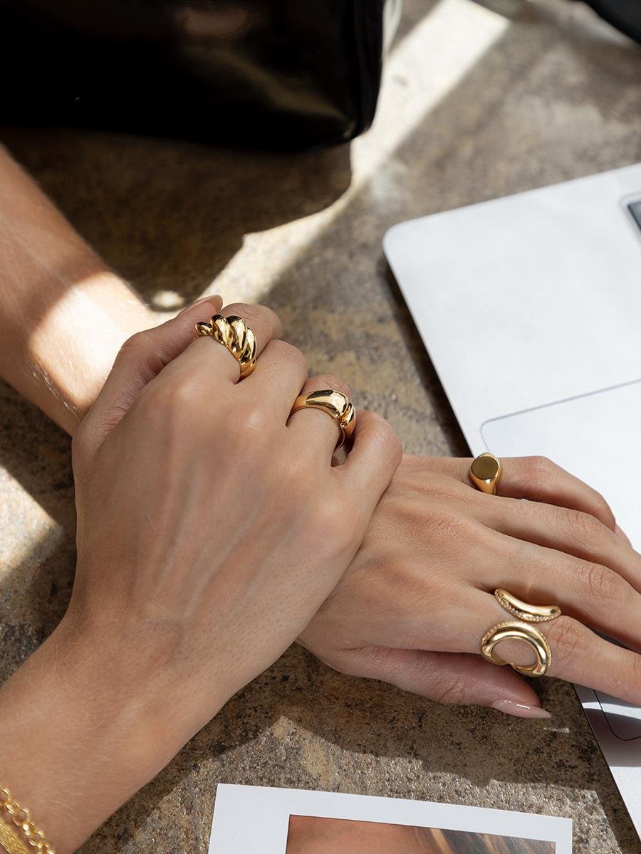 Anel Cravejado Incolor | Banhado a Ouro