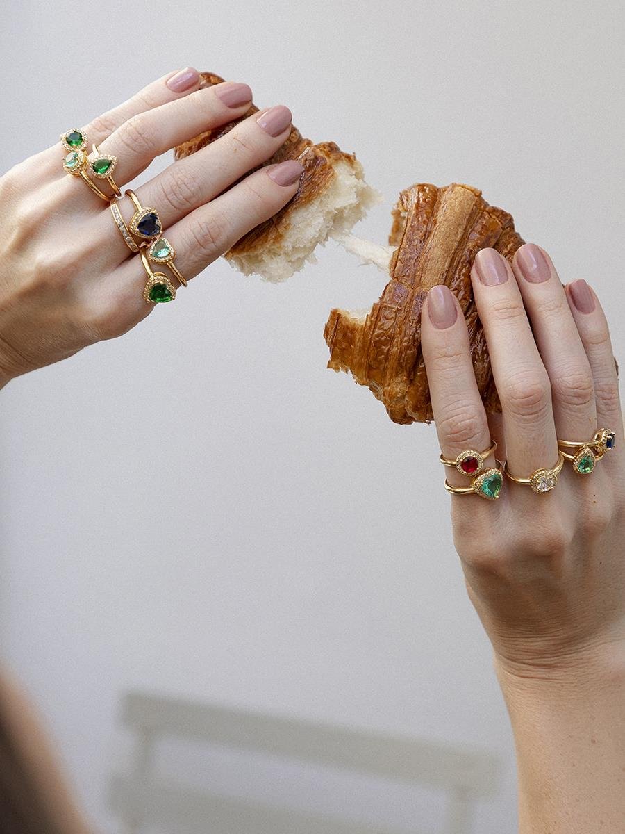 Anel Cravejado Coração Esmeralda | Banhado a Ouro