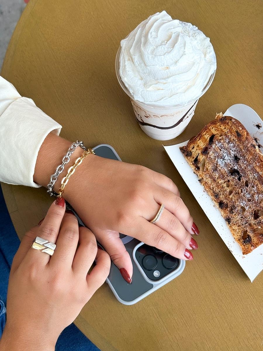 Anel Aberto Liso e Cravejado | Banhado a Ouro e Ródio Branco.