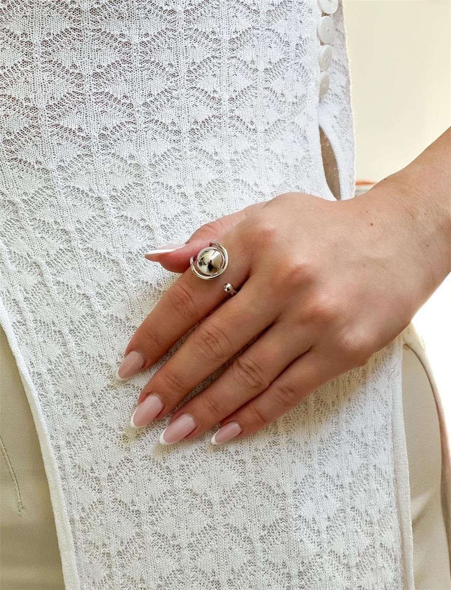 Anel Aberto Esfera Lisa Central | Banhado a Ródio Branco.