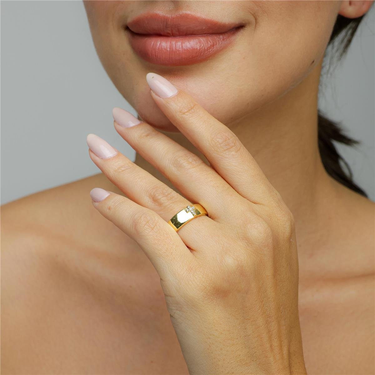 Anel Liso com Cruz Cravejada | Banhado a Ouro.