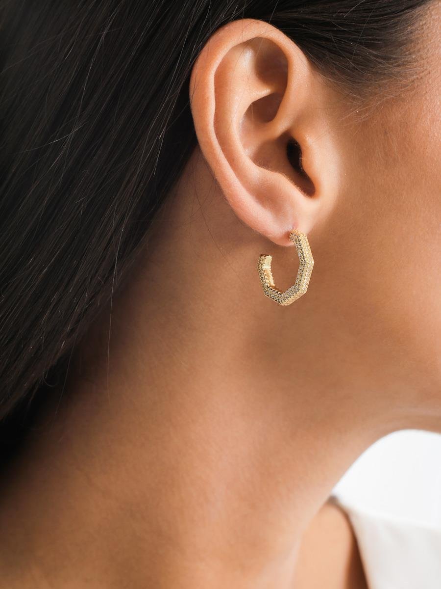 Brinco Meia Argola Geométrica Cravejada M