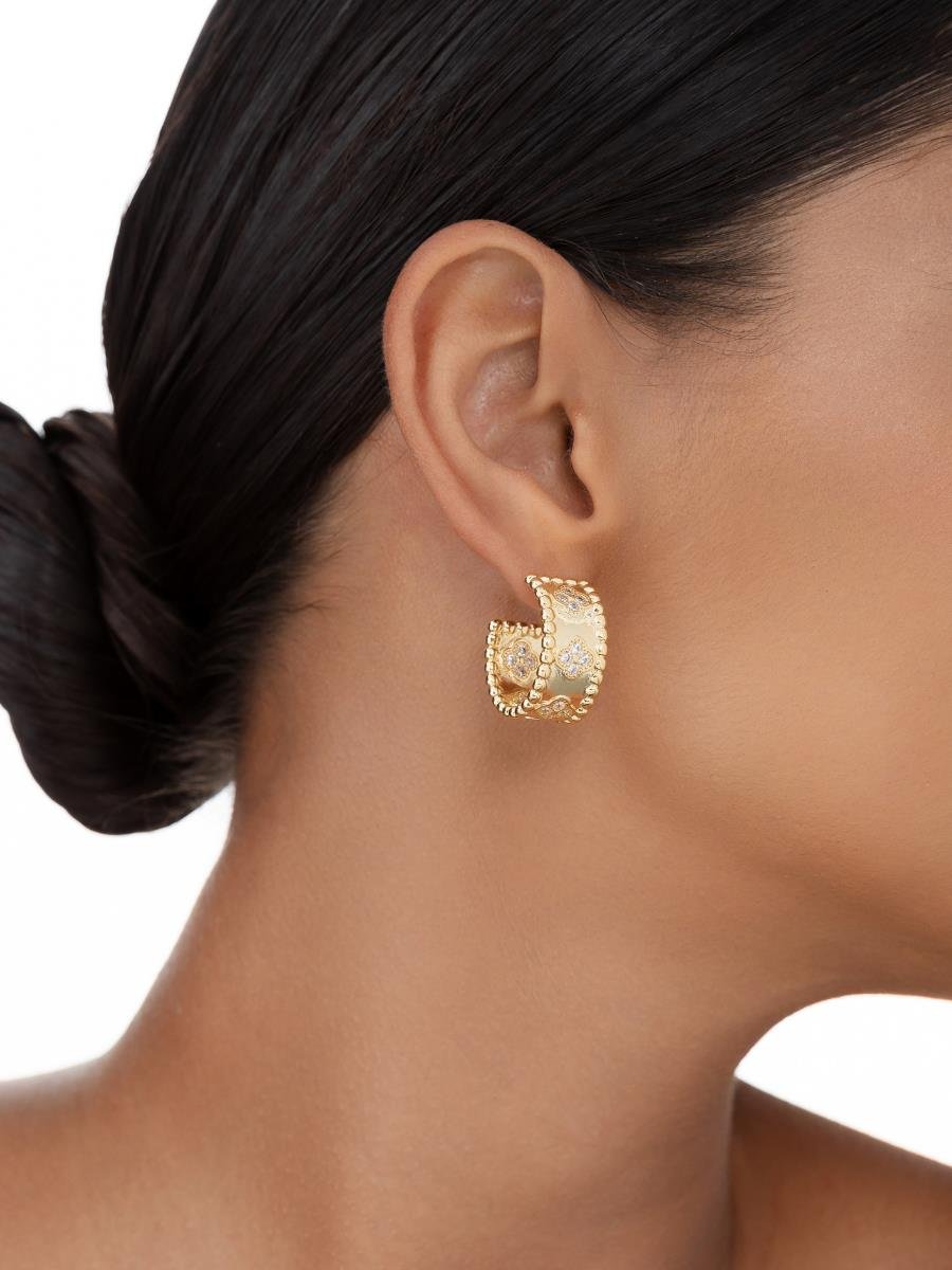 Meia Argola Lisa e Flores Incolor