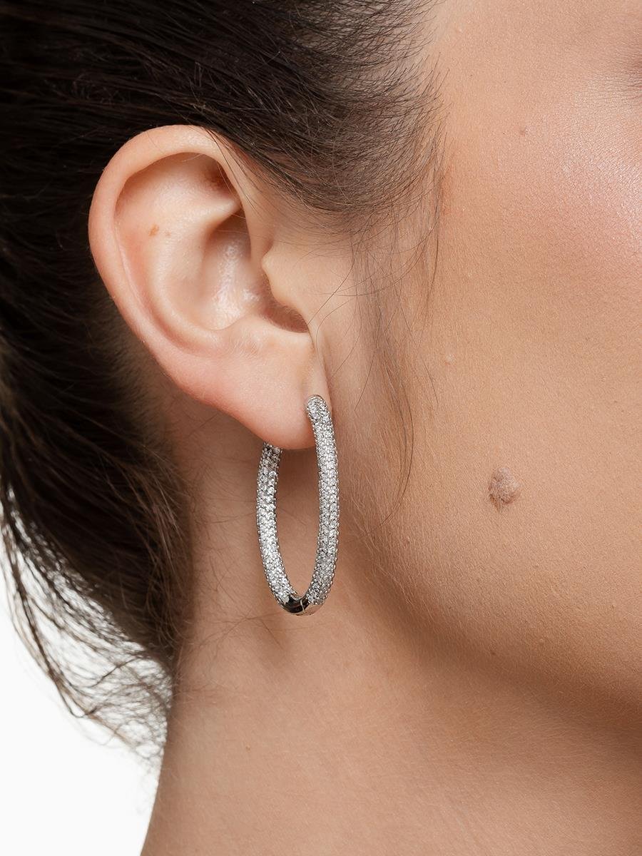 Argola Cravejada Incolor l Banho de Ródio Branco