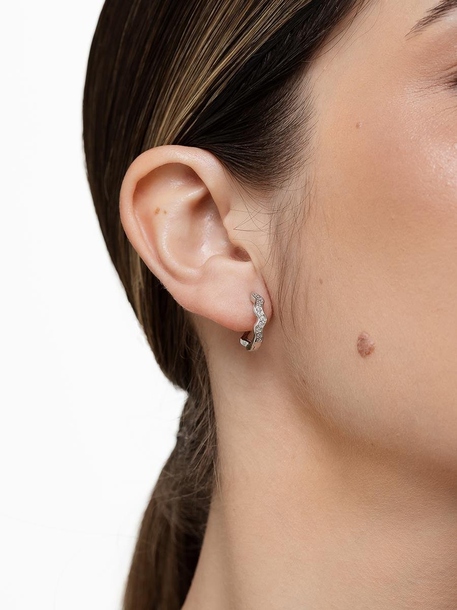 Argola Zig Zag Cravejada M | Banhado no Ródio Branco