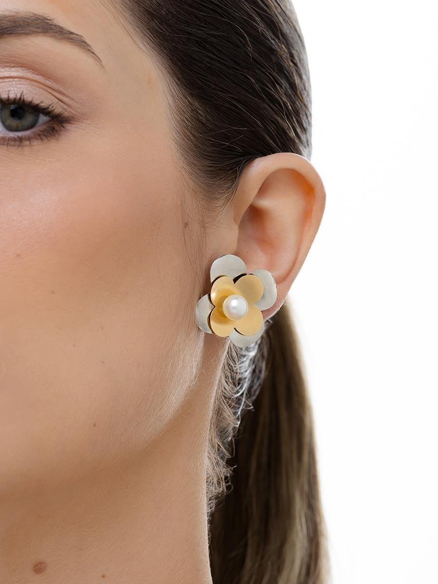 Brinco Flor com Pérola | Banhado a Ouro e Ródio Branco.