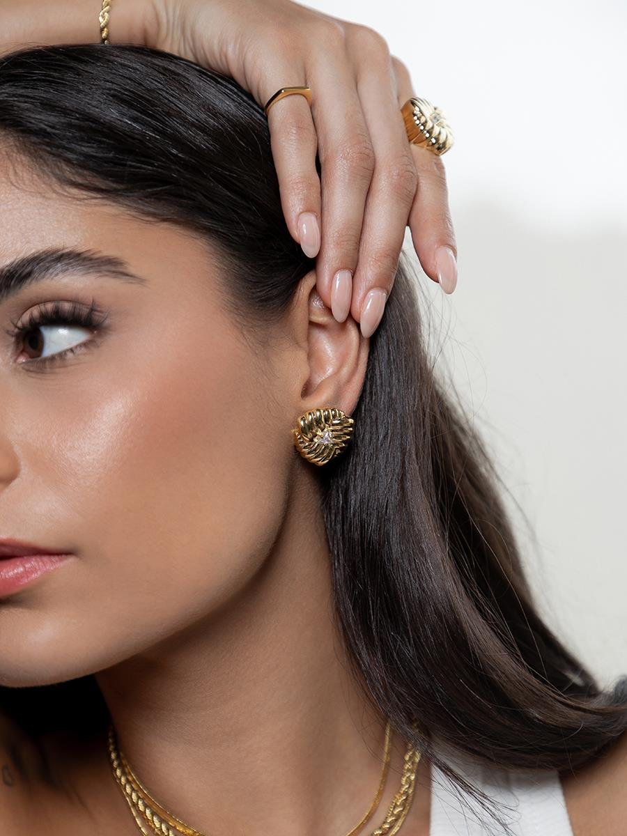 Brinco Plissado com Ponto de Luz | Banhado a Ouro