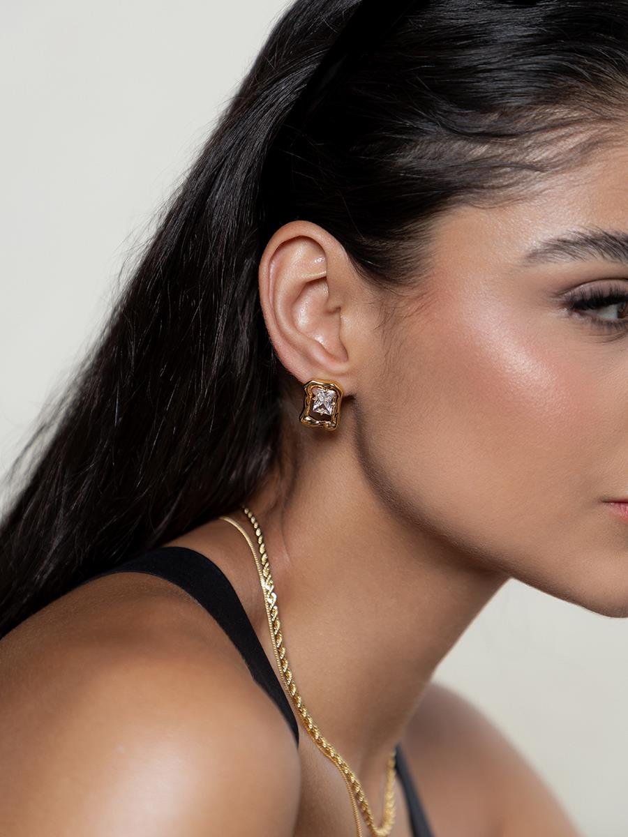 Brinco Quadrado Orgânico Incolor| Banhado a Ouro