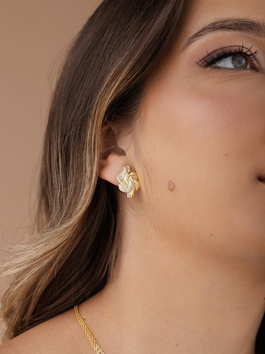 Brinco Traçado com Detalhe Cravejado | Banhado a Ouro