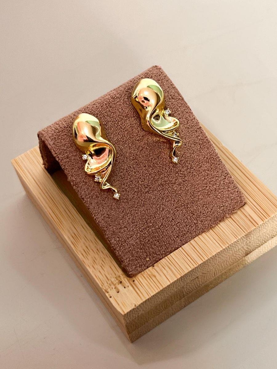 Brinco Orgânico Cravejado | Banhado a Ouro