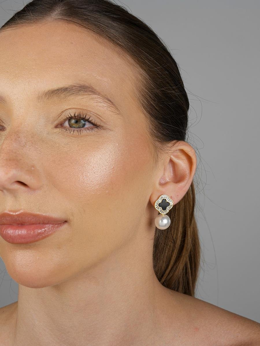 Brinco Trevo Preto com Pérola | Banhado a Ouro