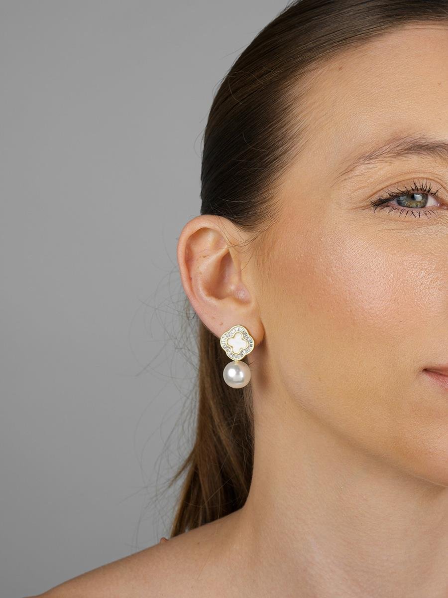 Brinco Trevo Madrepérola Com Pérola | Banhado a Ouro