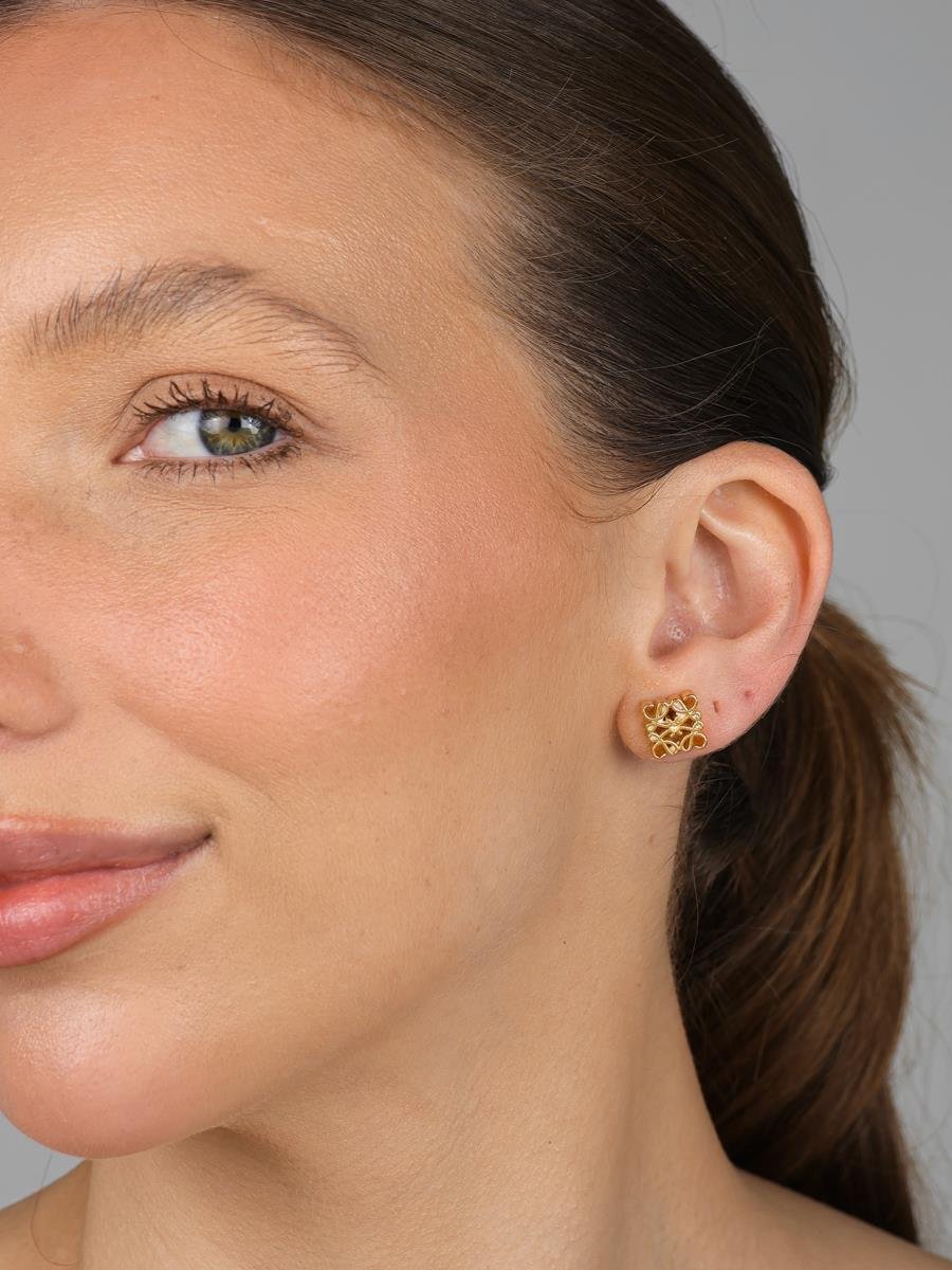 Brinco Quadrado Trabalhado G | Banhado a Ouro