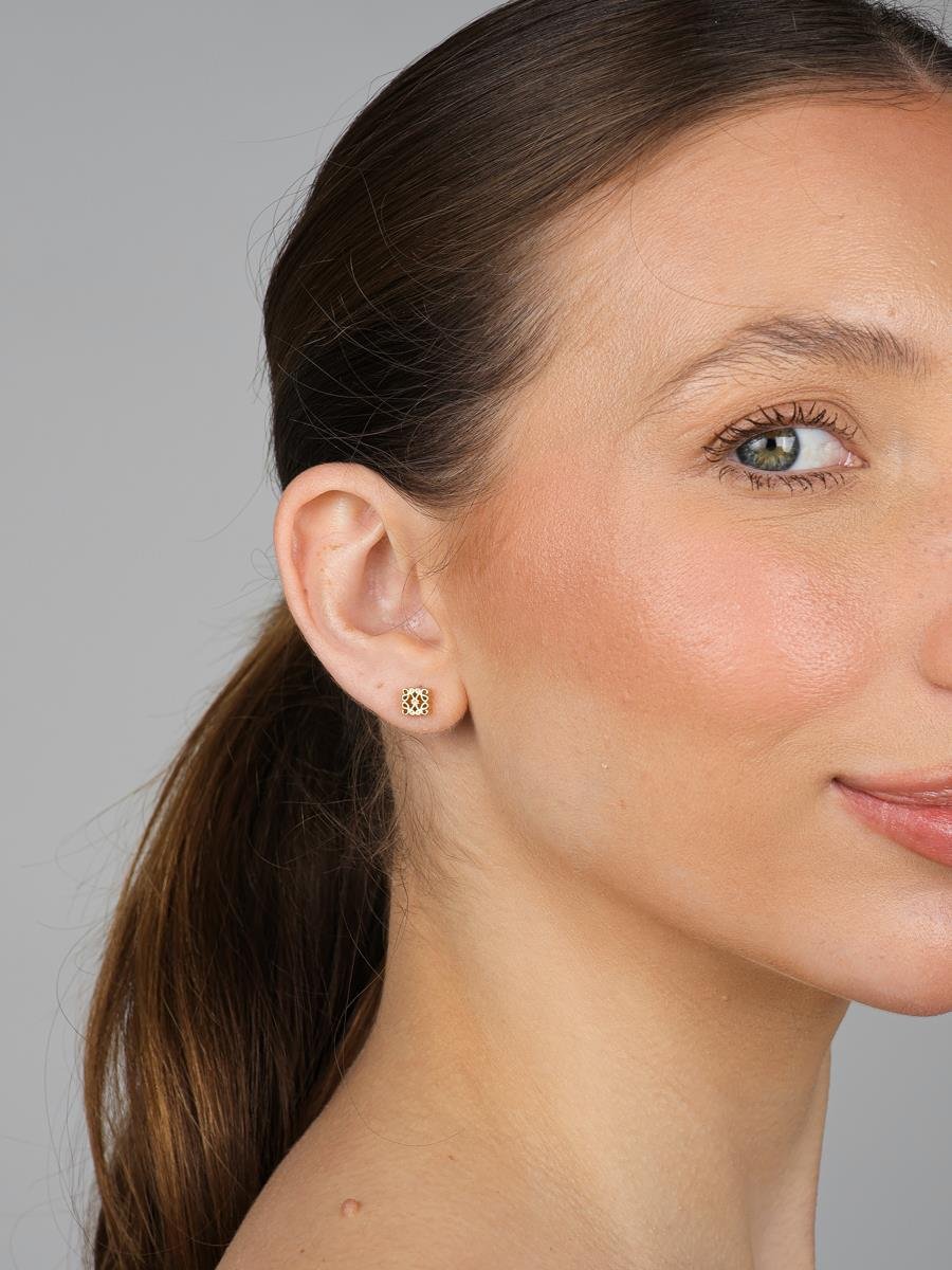 Brinco Quadrado Trabalhado P | Banhado a Ouro