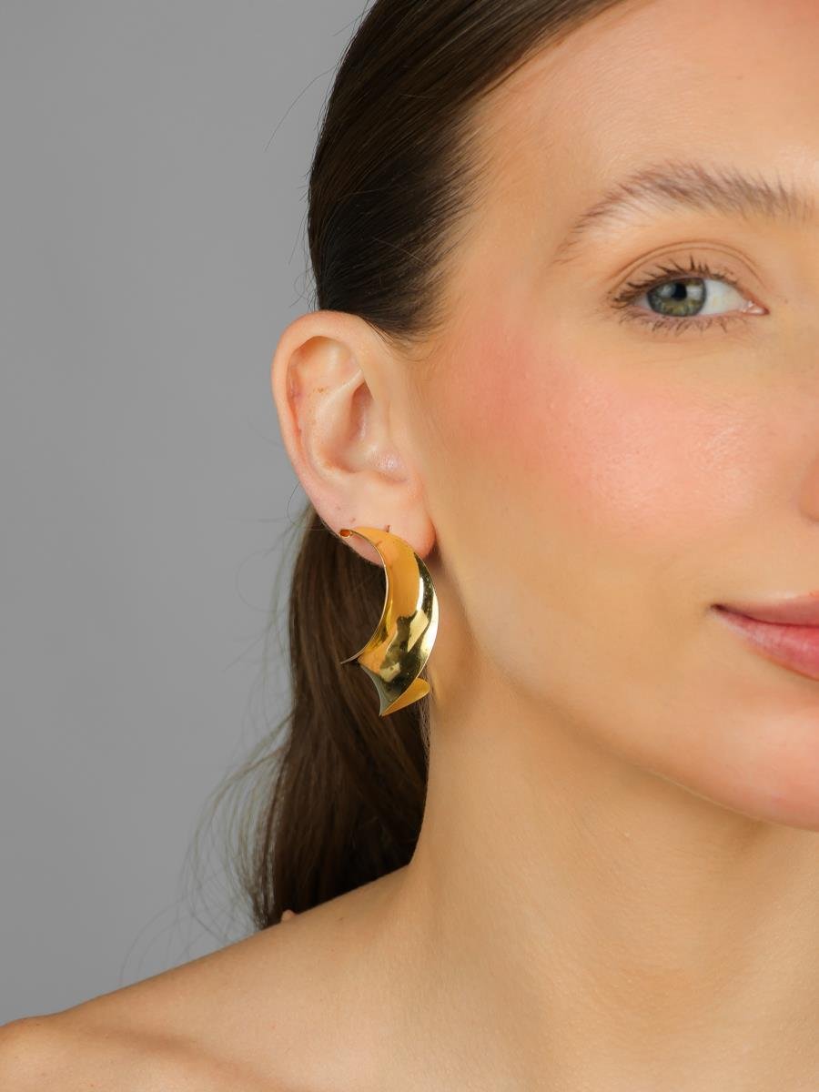 Brinco Ondulado Liso | Banhado a ouro.