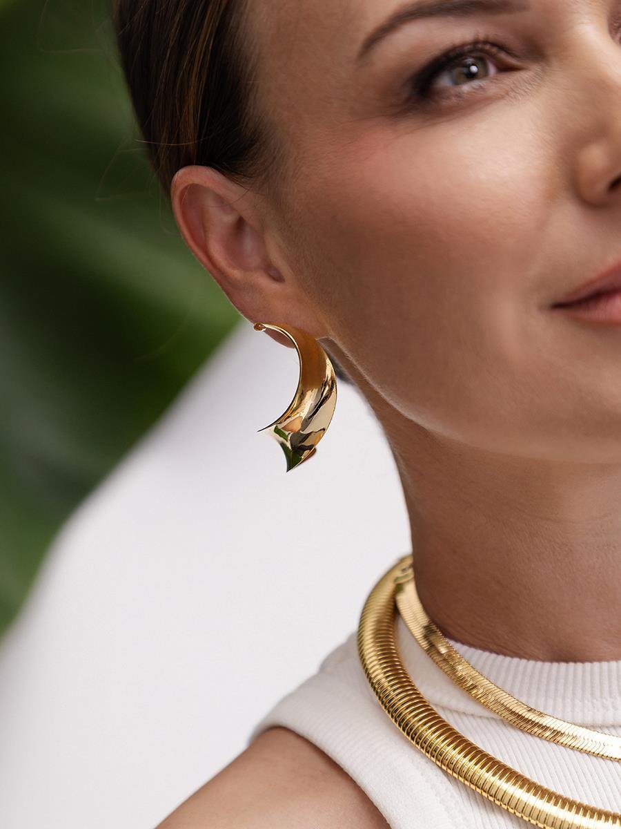 Brinco Ondulado Liso | Banhado a ouro.
