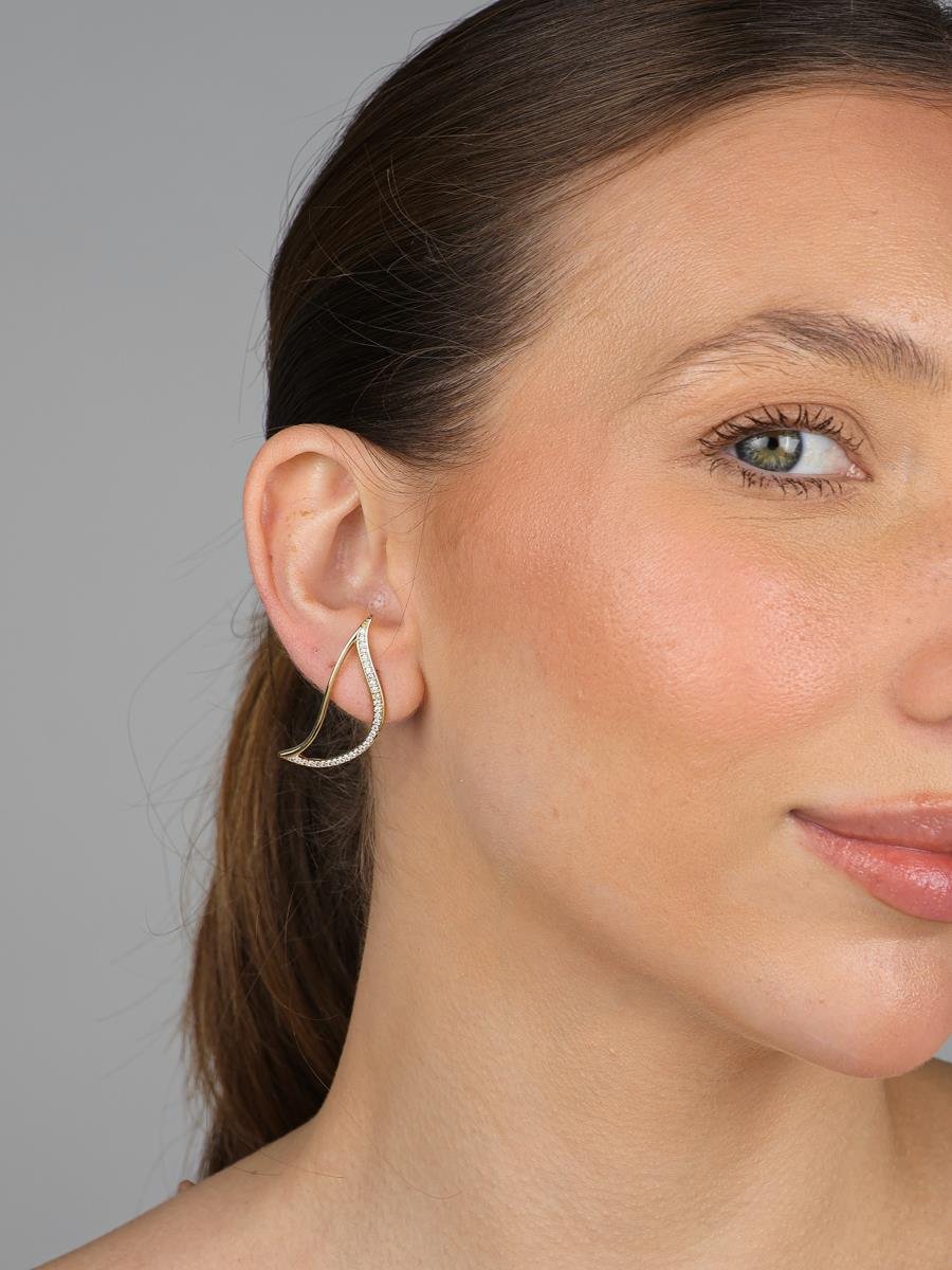 Brinco Cravejado Com Fio Liso | Banhado a Ouro