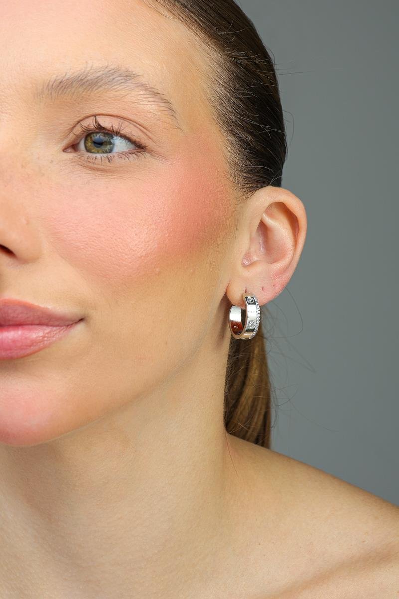 Argola Cravejada conm Zircônia | Banhado a Ródio Branco