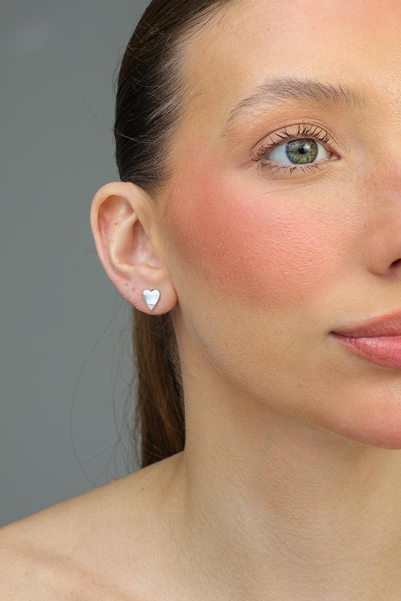 Brinco Coração Liso com Detalhr Cravejado | Prata 925.