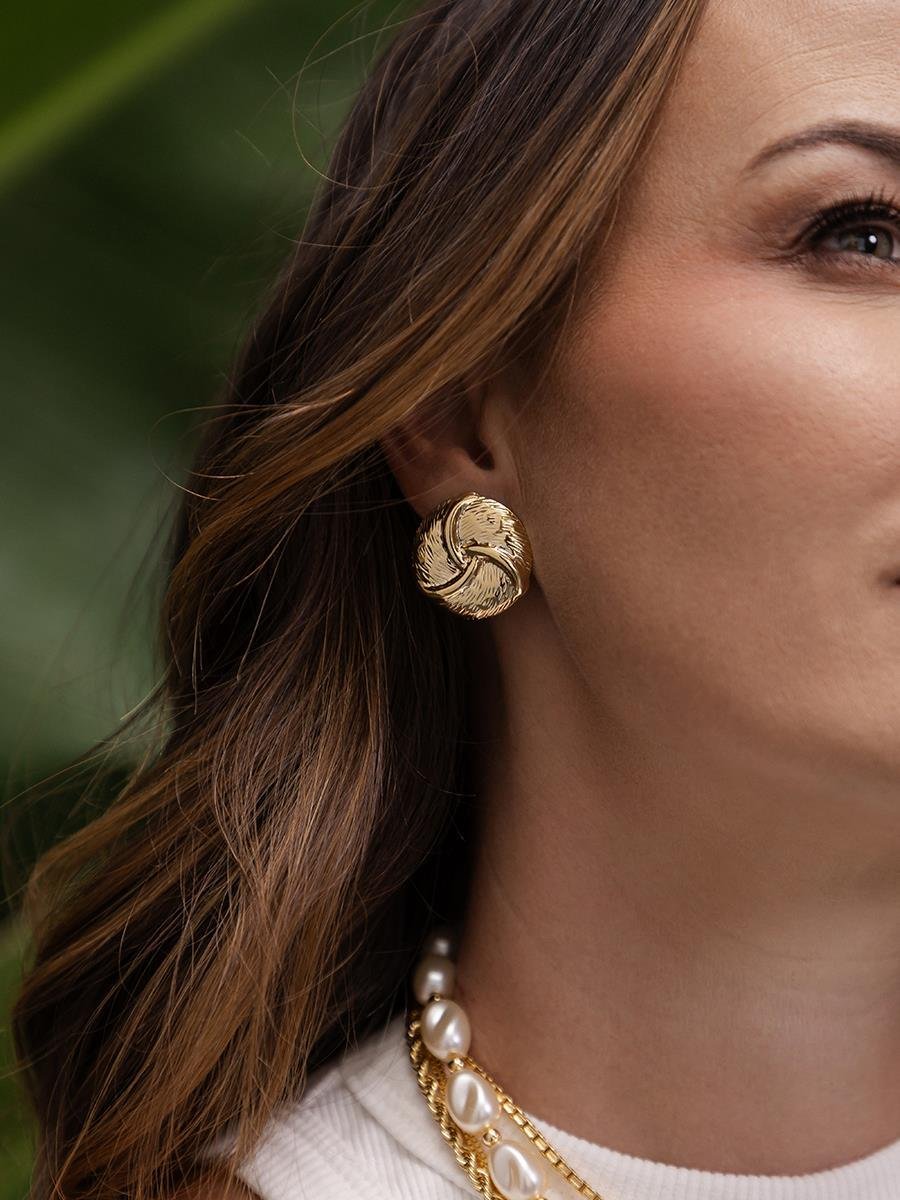 Brinco Maximalista Detalhado Redondo | Banhado a Ouro