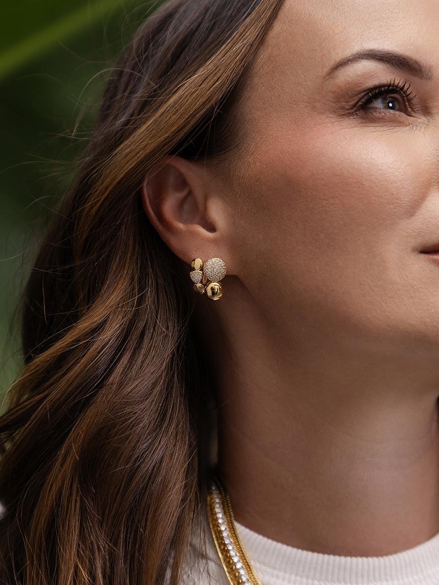 Argola Triângulo Cravejado e Bola Lisa | Banhado a Ouro.